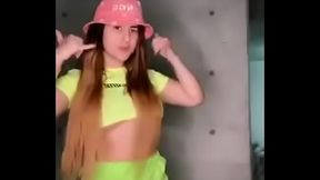Leticia Azevedo pagando peitinho