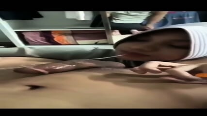 Adik hyper banget sepong kontol kakak