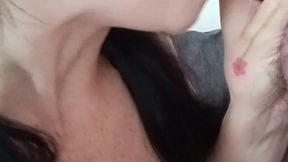 100% Vrai Couple - Femme aux t�tons perc�s suce goulument
