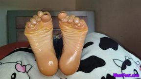 Arched Soles Dripping Oil - 4K MP4