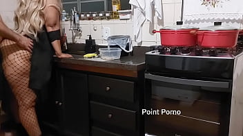 Minha madrasta me chamou pra ajudar ela na cozinha pois seu marido saiu o dia todo