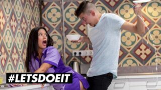 Brat wali Jade Presley w wielki tyłek analnie, aż ona osiąga orgazm