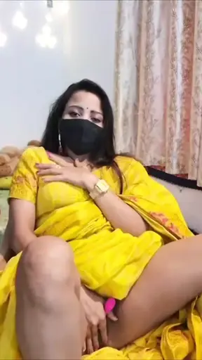 Indian girl Madhu fingering in pussy and showing sexy figure