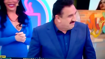 Bigodudo safado mostrando a PPK dela ao VIVO