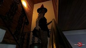 den deilige lille heksen melody antunes koste seg pa halloween med eddie fra iron maiden og hadde med seg triks og godbiter, glad halloween!