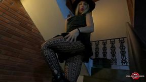 den deilige lille heksen melody antunes koste seg pa halloween med eddie fra iron maiden og hadde med seg triks og godbiter, glad halloween!