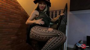 den deilige lille heksen melody antunes koste seg pa halloween med eddie fra iron maiden og hadde med seg triks og godbiter, glad halloween!