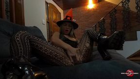 den deilige lille heksen melody antunes koste seg pa halloween med eddie fra iron maiden og hadde med seg triks og godbiter, glad halloween!