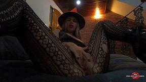 den deilige lille heksen melody antunes koste seg pa halloween med eddie fra iron maiden og hadde med seg triks og godbiter, glad halloween!