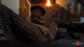 den deilige lille heksen melody antunes koste seg pa halloween med eddie fra iron maiden og hadde med seg triks og godbiter, glad halloween!