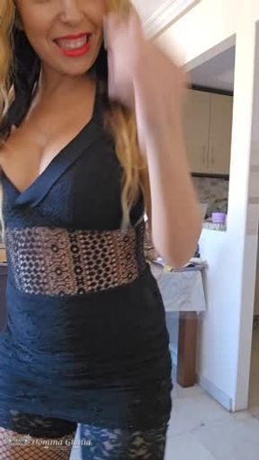 Amiga de la novia chantajea a patadas