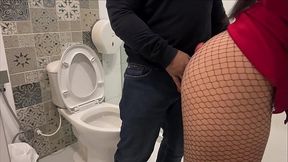 MILF DE TINDER SE PONE CACHONDA DESPUES DE UNOS TRAGOS Y PIDE VERGA EN EL BA&Ntilde_O DE LA DISCOTECA