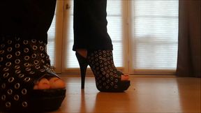 Crushing in my sexy black pumps!