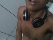 batendo punheta no banheiro público