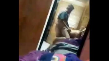 El vecino irrumpe en mi casa y mi esposo me sorprende en el ba&ntilde_o follandomelo