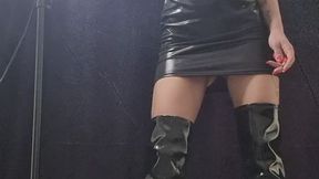 I smoke two cigarettes one after the other dressed in leather with sensual movements.