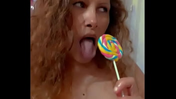 Quer&eacute_s qu&eacute_ esta Milf te la chupe como este Lollipop