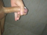 Masturbándome en el baño para que nadie se de cuenta