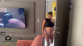 Ayudo a mi vecina embarazada a cambio de una rica follada y venida adentro de su co�o