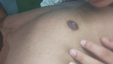 Sexy fetiche de pezones, abney chupa, lame y muerde los pezones masculinos de su amante / AbneyZimmer / LeandroZimmer