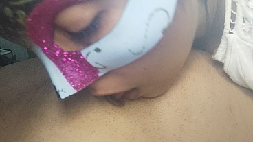 Sexy fetiche de pezones, abney chupa, lame y muerde los pezones masculinos de su amante / AbneyZimmer / LeandroZimmer