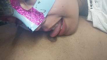 Sexy fetiche de pezones, abney chupa, lame y muerde los pezones masculinos de su amante / AbneyZimmer / LeandroZimmer