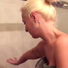 Blonde whore in heat shows her pussy while having a shower