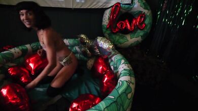 Hot Latina live cam gets coated in the hot tub alone