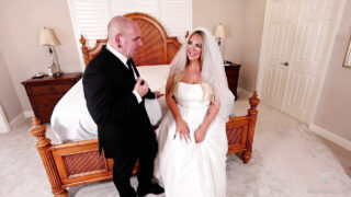 Savvy G, une MILF BBW en lingerie, subit une double pénétration interraciale et une fellation lors d'une partouze avec Jay Playhard et Will Bang.