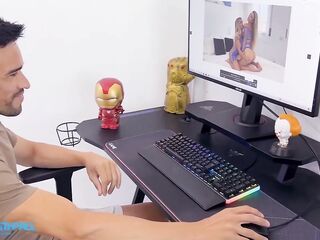Gamer hunk make his dream trio a reality. Hawt threesome with Kayden Enjoyable & Carla Boom