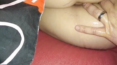 Amatérská masáž zadečku ve spánku.