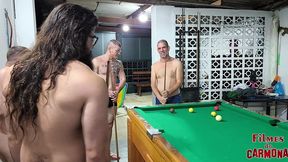 4 heteros jogando bilhar pelados