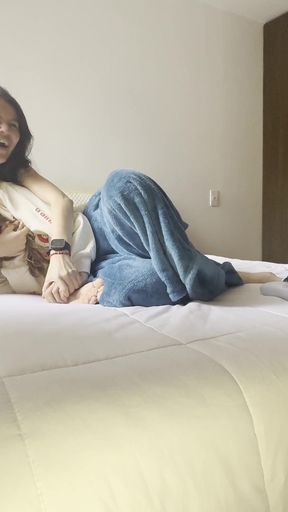 Jugando a Las Cosquillas Con Mimejor Amiga Mientras Juega Videojuegos