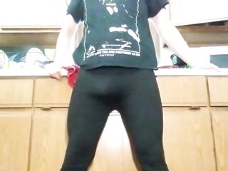 shemale pees her tights whilst doing the dishes
