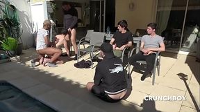 un passif soumis suce tous ces potes en exterieur et se fai baiser par tous