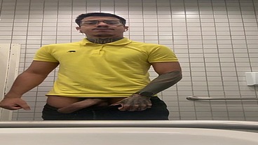 mostrando pauzao no banheiro
