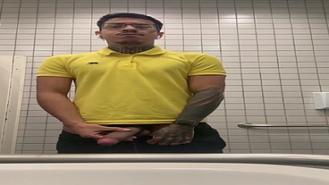 mostrando pauzao no banheiro