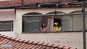 transei com minha amiga na varanda de casa e ficamos pelada pro pessoal da rua