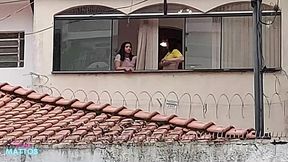 transei com minha amiga na varanda de casa e ficamos pelada pro pessoal da rua