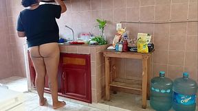 Madrastra gordita lava y hace limpieza en la cocina