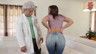 Abella Danger lo recibe bien adentro de su apretado culo