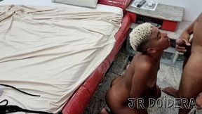 bastidores da gravacao com a novinha rebeca olew que gozou muito fodendo com dois machos mais velhos deu ate o cu e ganhou gozada na boca