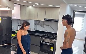 Se va el agua en la unidad y hago venir a chorros a la puta embarazada de mi vecina