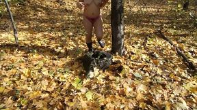 Naked Girl in a Public Park Found a Place to Pee