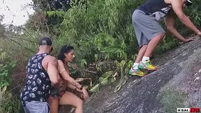 Ksal hot vive uma aventura &uacute_nica com a equipe Hot e o amigo Pitbull porn, subiram na Montanha mas alto do rio para fuder e fazer aquela sacanagem gostosa e com muita DP