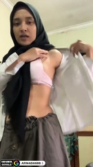 Mahasiswi jilbab belajar omek Armada888