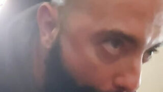 Amatérští kluci s obrovskými penisy kouří a stříkají do pusy, než jim buší do zadků