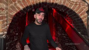 deux beaux mecs espagnols baisent bareback dans une backroom de madrid