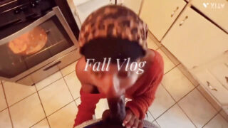 Schwarzer Hengst rammt den engen Hintern eines Teenager-Mädchens, bis sie hart kommt.