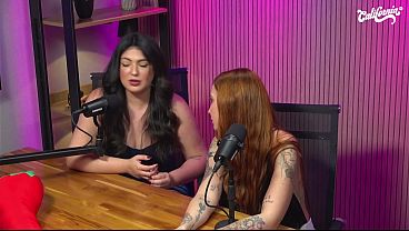 Duelo de L&eacute_sbicas: Ruiva e Morena se Chupando e se Masturbando no Est&uacute_dio (4K)